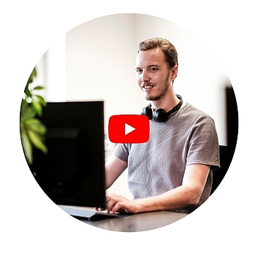 Lukas Krenn am Computer mit Youtube Button