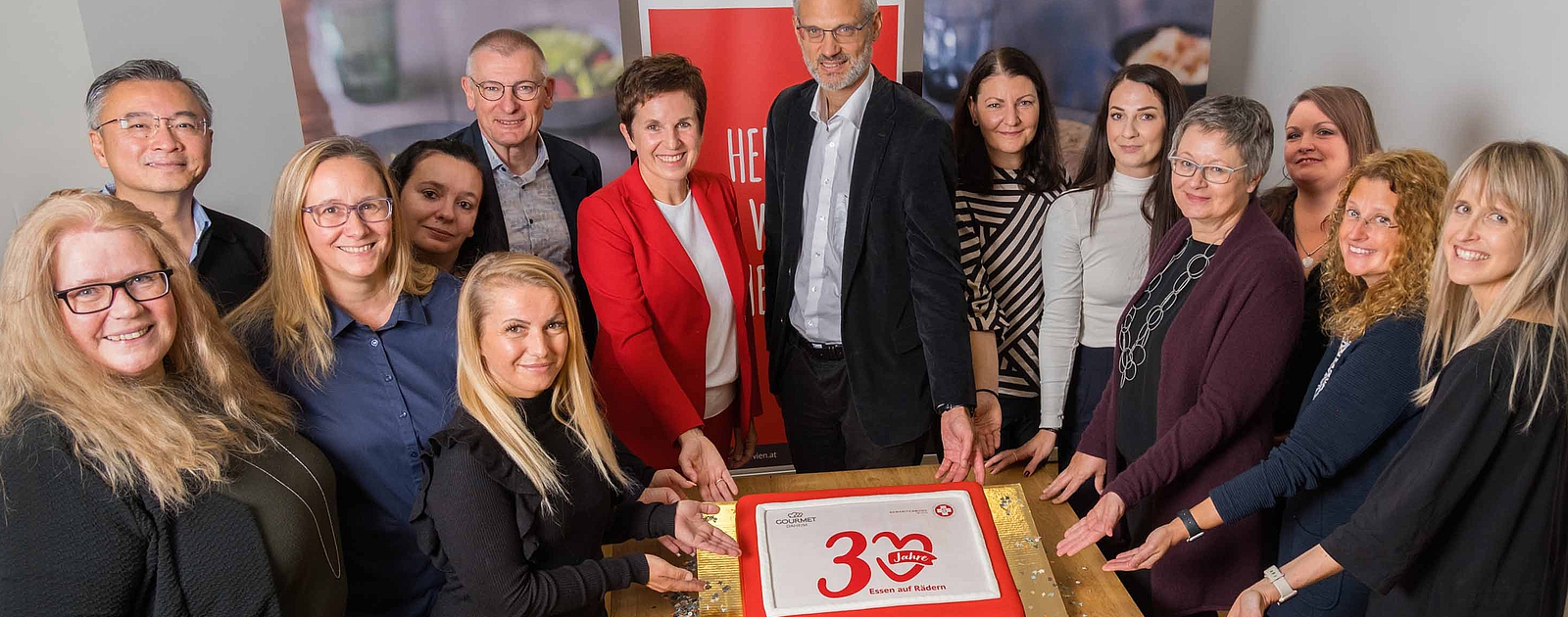 30 Jahre Essen auf Rädern Mitarbeiter:innen mit Torte