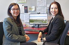 Zwei Frauen vor dem Computer