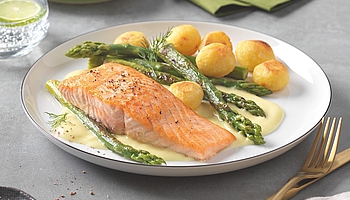 Gebratener Lachs auf grünem Spargel mit Sauce Hollandaise