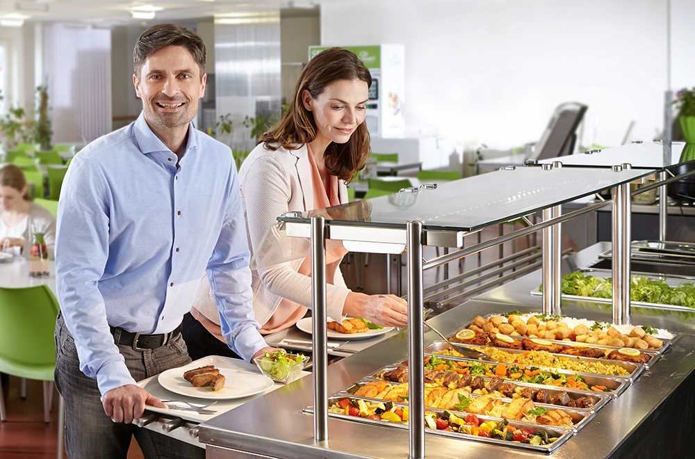 Mann und Frau am Buffet