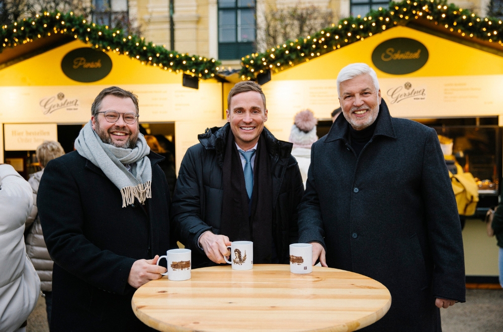 Jürgen Dulhofer, Geschäftsfeldleitung Gastronomie & Events der GMS GOURMET GmbH, Stephan Oefner, Leitung Gerstner und Herbert Fuchs, Geschäftsführer der GMS GOURMET GmbH am Stand von Gerstner am Weihnachtsmarkt Schloss Schönbrunn. 