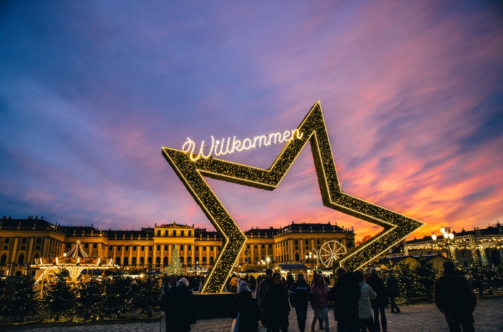 Der Weihnachtsmarkt Schloss Schönbrunn ist täglich ab 10:00 Uhr und auch über die Weihnachtsfeiertage bis zum 6.1.2025 geöffnet. 