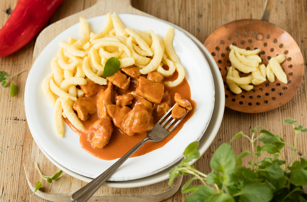 Paprika-Hühnchen mit Spätzle