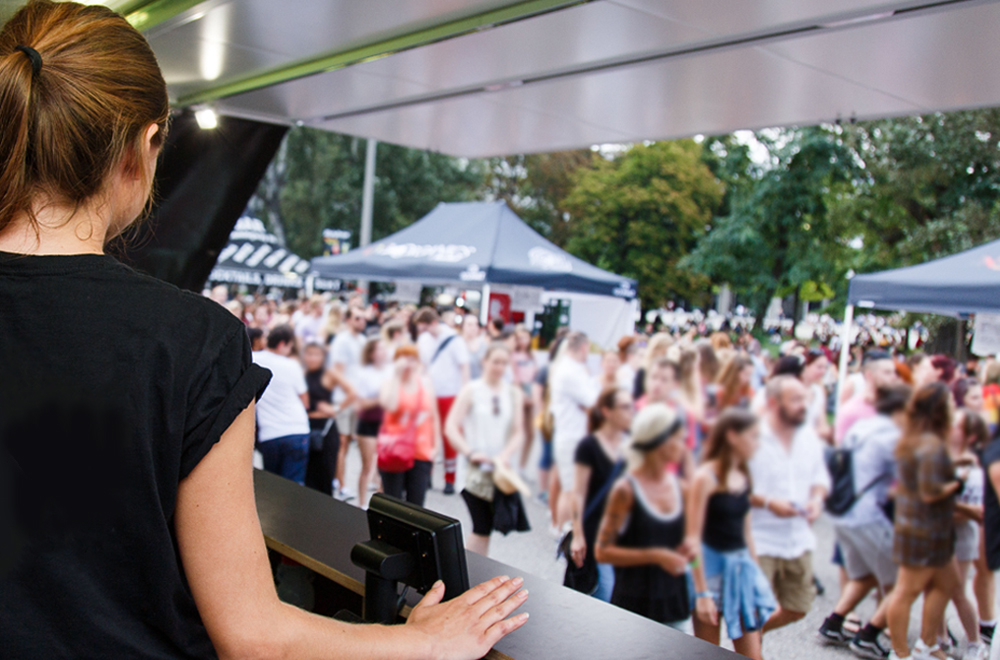 Eventmitarbeiterin von hinten mit Blick auf Konzertgelände