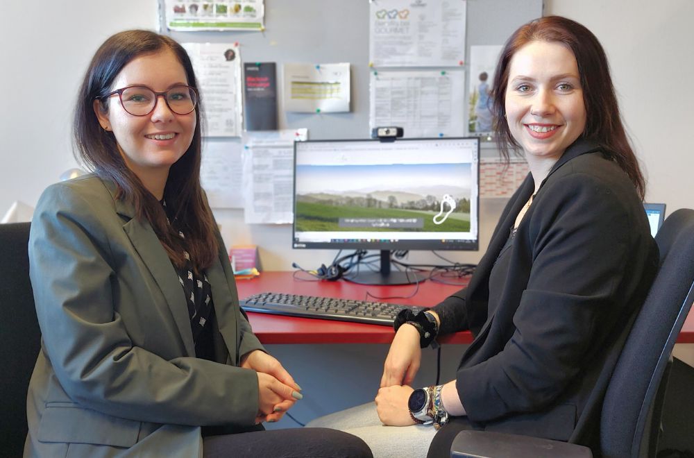 Zwei Frauen vor dem Computer