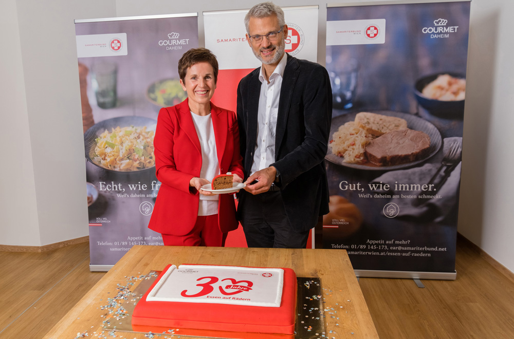 30 Jahre Samariterbund Wien Übergabe der Torte