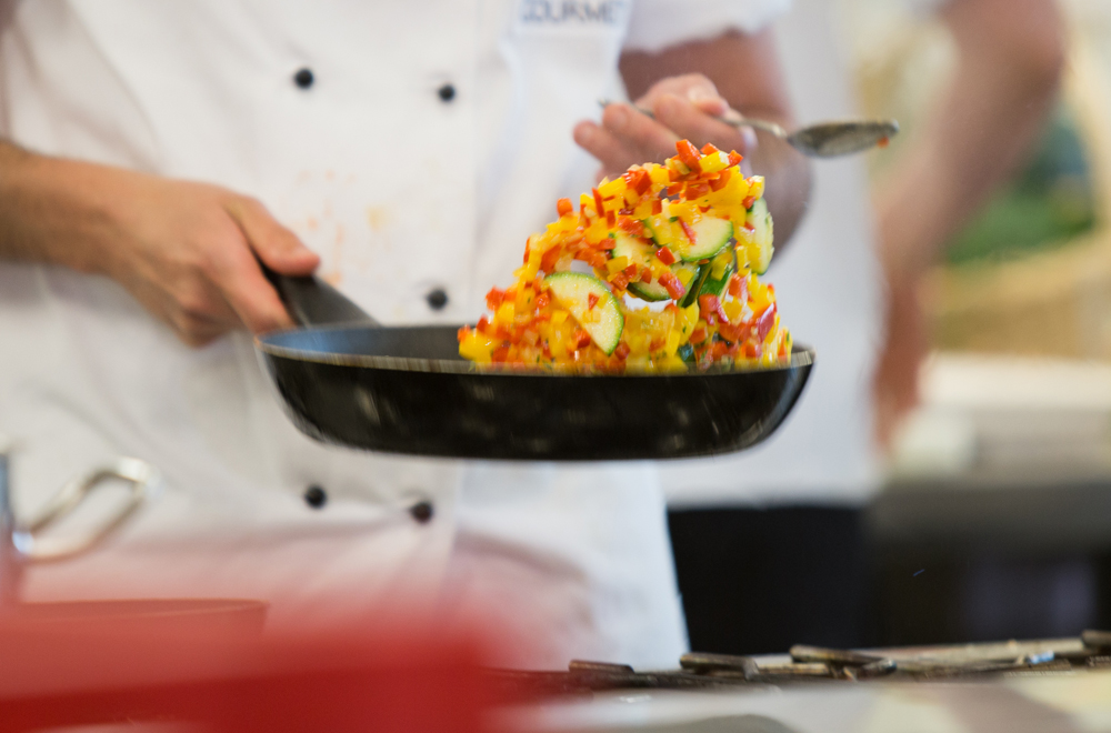 Pfanne in der Essen geschwenkt wird